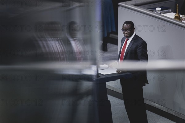 Karamba Diaby, Mitglied des Deutschen Bundestages (SPD), aufgenommen im Rahmen einer Sitzung des Deutschen Bundestages zur aktuellen Stunde 'Ergebnisse der Klimakonferenz' in Berlin, 14.12.2023
