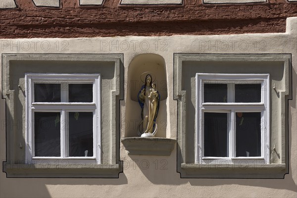 Marian figurine, house saint in a niche between two windows, Zeil am Main, Lower Franconia, Bavaria, Germany, Europe