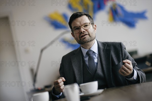 Marco Buschmann (FDP), Bundesminister der Justiz, aufgenommen im Rahmen eines Interview fue NBR in Berlin, 12.12.2023
