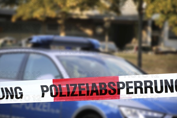Symbolic image: Police cordon with police car in the background