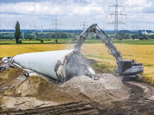 Demolished tower of a 20 year old wind turbine, in the Werl wind farm, 5 old Enercon E-66 turbines are demolished, 2 new Siemens SG6.6-170 wind turbines replace them, the 2 new wind turbines produce twice as much energy, 12 MW power, as the 5 old wind turbines, called repowering, demolition work, Werl, North Rhine-Westphalia, Germany, Europe