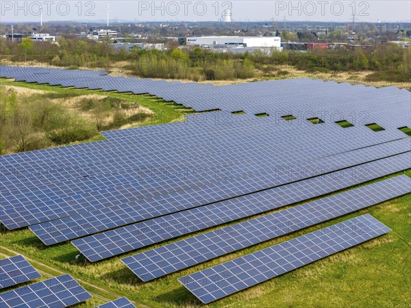 Mühlenfeld solar park, near Neukirchen-Vluyn, over 15, 000 solar modules spread over 24 hectares, generating 3.5 million kilowatt hours per year, North Rhine-Westphalia, Germany, Europe
