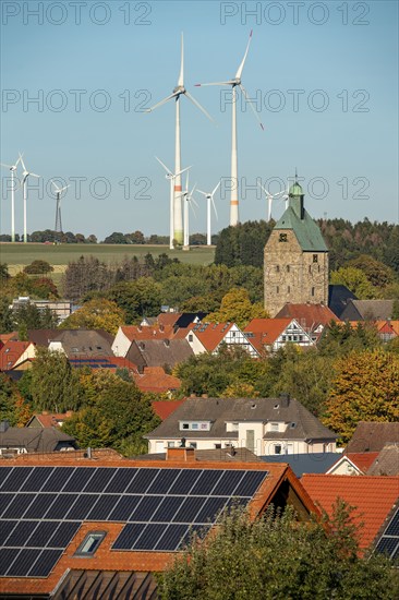 Wind farm above the village of Lichtenau, self-proclaimed energy town, houses with photovoltaic systems on the roofs, Paderborn district, OWL, A North Rhine-Westphalia, Germany, Europe