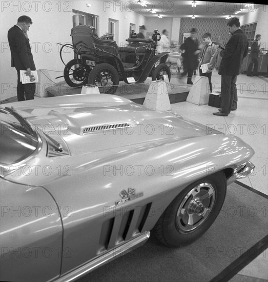 DEU, Germany, Dortmund: Personalities from politics, business and culture from the 50s Dortmund.Hist. vehicles of all types in an exhibition ca. 1965, Europe