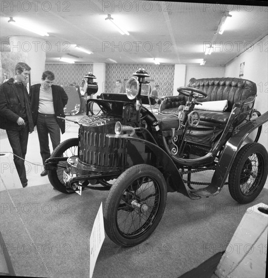 DEU, Germany, Dortmund: Personalities from politics, business and culture from the 50s Dortmund.Hist. vehicles of all types in an exhibition ca. 1965, Europe