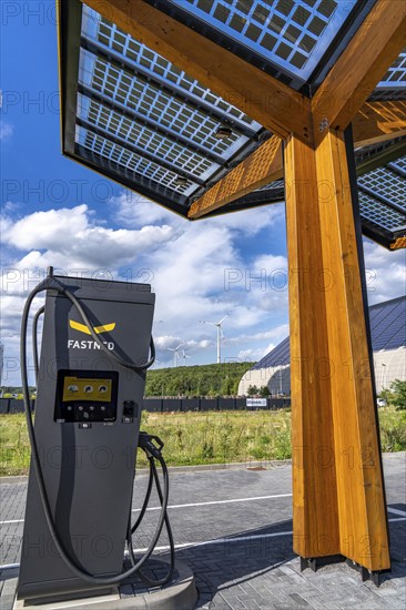 E-fuelling station on the site of the former Lohberg colliery in Dinslaken, 4 300 kW fast-charging columns, from the provider Fastend, the charging current comes from renewable energies, part of it from the photovoltaic roof of the e-fuelling station, behind the wind farm on the Lohberg slagheap, North Rhine-Westphalia, Germany, Europe