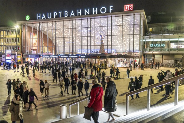 Cologne main station, station forecourt, evening, passers-by on their way, to, from the station, winter, North Rhine-Westphalia, Germany, Europe