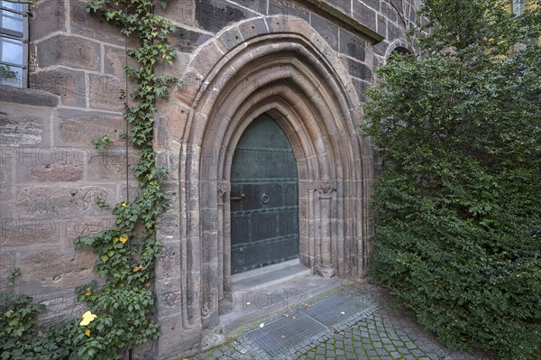 Pointed arched, stepped entrance portal, west entrance to St Klara Church, Königstraße 66, Nuremberg, Middle Franconia, Bavaria, Germany, Europe