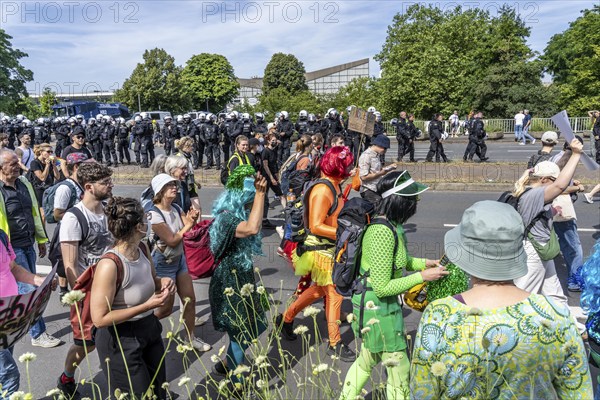 Demonstration against the AFD party conference in Essen, several tens of thousands of demonstrators marched from the main railway station to the Grugahalle and on to a rally, Essen, North Rhine-Westphalia, Germany, Europe