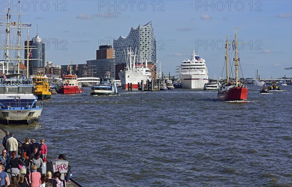 Europe, Germany, Hanseatic City of Hamburg, Elbe, Elbe Philharmonic Hall, glass facade, harbour tour with harbour ferry, Europe