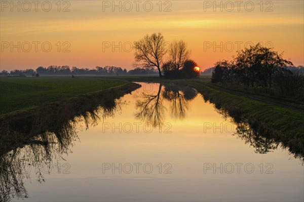 Sunset at the Hunte, river, Lohne, between Lembruch and Diepholz, Lembruch, Lower Saxony, Germany, Europe