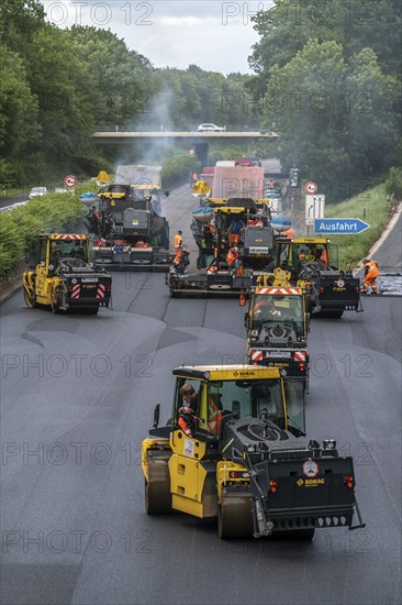 Renewal of the road surface on the A40 motorway between the Kaiserberg junction and Mülheim-Heißen, in the direction of Essen, over a length of 7.6 kilometres, with whisper asphalt, so-called open-pored asphalt, 10-day closure of the motorway, North Rhine-Westphalia, Germany, Europe