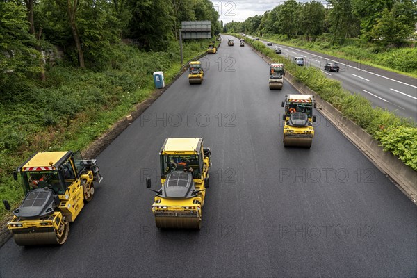 Renewal of the road surface on the A40 motorway between the Kaiserberg junction and Mülheim-Heißen, in the direction of Essen, over a length of 7.6 kilometres, with whisper asphalt, so-called open-pored asphalt, 10-day closure of the motorway, North Rhine-Westphalia, Germany, Europe