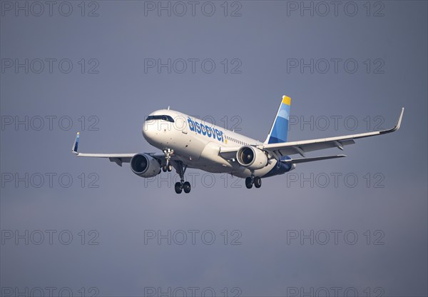 Discover Airbus A320-200, on approach to Frankfurt FRA Airport, Fraport, in winter, Hesse, Germany, Europe