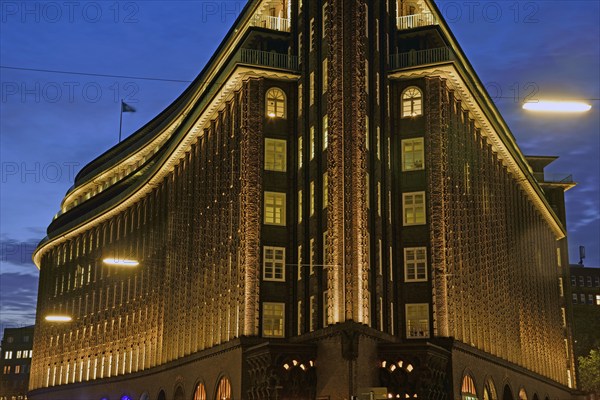 Europe, Germany, Hamburg, City, Kontorhausviertel, Chilehaus, clinker brick façade, built 1922 to 1924 by Fritz Höger, World Heritage Site, night, gable end, detail, Europe