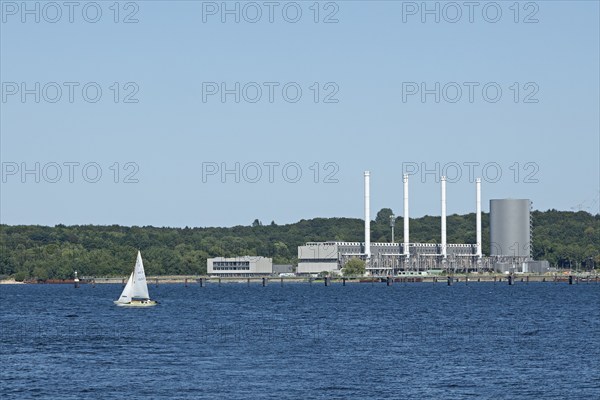 Sailing boat, gas-fired power station, coastal power station, Kiel, Schleswig-Holstein, Germany, Europe