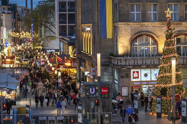 Pre-Christmas period, Kettwiger Straße, pedestrian zone, crowded shopping street in the city centre of Essen, North Rhine-Westphalia, Germany, Europe