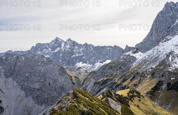 Ridge of Hahnkampl, mountain panorama with rocky steep peaks, view of Hochnissl peak, in autumn, Karwendel Mountains, Alpenpark Karwendel, Tyrol, Austria, Europe