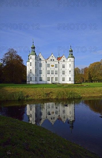 Germany, Ahrensburg, Ahrensburg Castle in autumn, Hamburg, Hamburg, Federal Republic of Germany, Europe