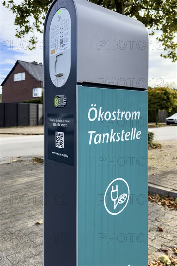 Public e-charging station with inscription "Ökostrom Tankstelle für E-Autos Elektro-Autos an Parkplatz zum Aufrechnung von Batterie von Pkw mit elektrischer Antrieb", Germany, Europe