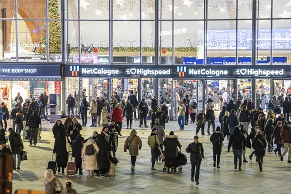 Cologne main station, station forecourt, evening, passers-by on their way, to, from the station, winter, North Rhine-Westphalia, Germany, Europe