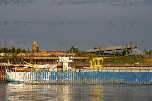 The Rhine Park in Duisburg-Hochfeld, former industrial site, steel industry, 60 ha, large, with 1.4 km riverside promenade, catering, skate park, lots of meadows, forest, playgrounds, city beach, on the Rhine, structural change, Duisburg North Rhine-Westphalia, Germany, Europe