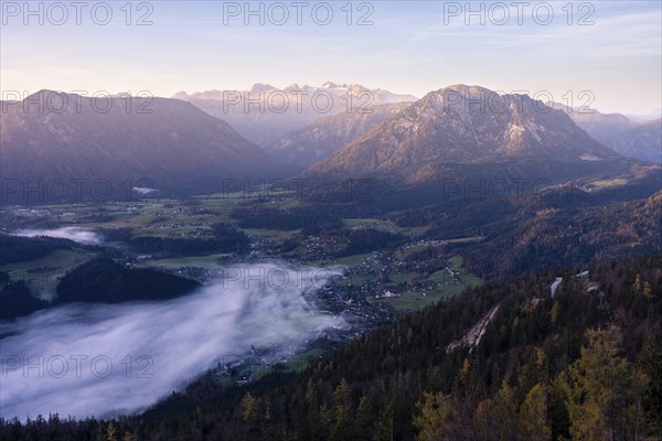 View from Mount Loser to Lake Altaussee, Altaussee, Bad Aussee, Tressenstein, Zinken, Sarstein, Dachstein mountains. Wafts of mist over the lake. In the morning at sunrise. Blue sky. Autumn. Altaussee, Bad Aussee, Ausseer Land, Totes Gebirge, Styria, Upper Austria, Austria, Europe