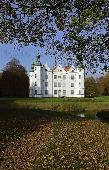 Europe, Germany, Schleswig-Holstein, Ahrensburg, moated castle Ahrensburg, autumn, front facade, built around 1595, late Renaissance, Hamburg, Hamburg, Federal Republic of Germany, Europe