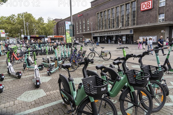 Designated sharing stations, parking space for e-scooters, rental bikes, e-scooters, in front of the main railway station in Düsseldorf, North Rhine-Westphalia, Germany, Europe