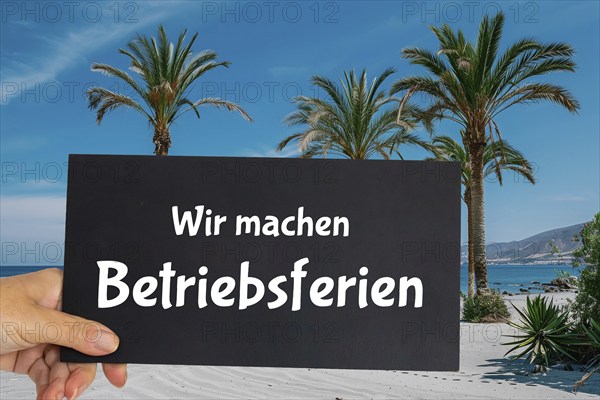 Symbolic image company holidays: Sign with the inscription WIR MACHEN BETRIEBSFERIEN in front of sea, beach and Palm trees (Composing, background K.I.-generated)
