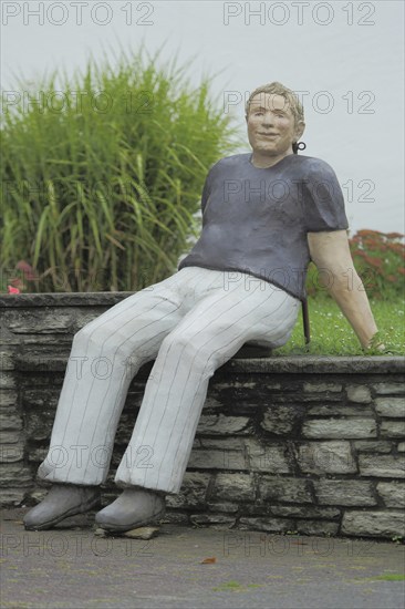 Sculpture Holger by Christel Lechner 2021, figure, man, sitting, wall, everyday people, Eschenplatz, RhineMain Regional Park, Eschborn, Taunus, Hesse, Germany, Europe