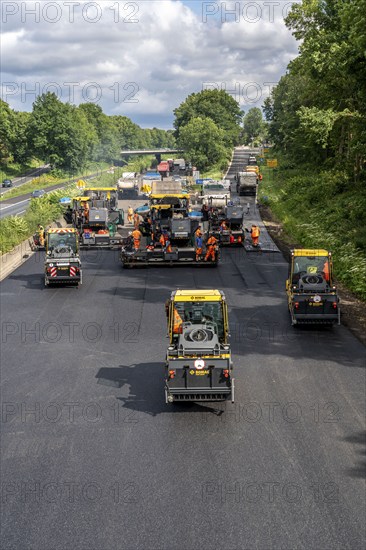 Renewal of the road surface on the A40 motorway between the Kaiserberg junction and Mülheim-Heißen, in the direction of Essen, over a length of 7.6 kilometres, with whisper asphalt, so-called open-pored asphalt, 10-day closure of the motorway, North Rhine-Westphalia, Germany, Europe
