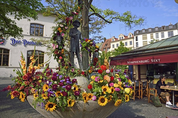 Europe, Germany, Bavaria, state capital Munich, City, Viktualienmarkt, monument and fountain, bronze statue of Karl Valentin, comedian, folk singer, author and film producer, born 4 June 1882 in Munich, died 9 February 1948, Europe