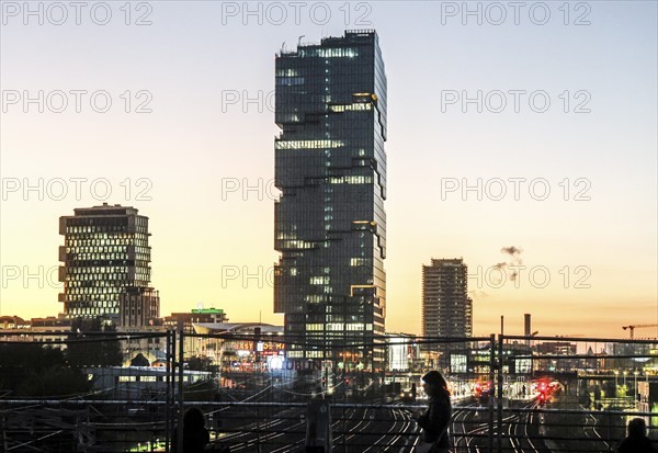 Sunset at the Modersohn Bridge, view of railway tracks, trains and the 140 metre high Amazon office tower Edge East Side, Berlin, 23.10.2024., Berlin, Berlin, Germany, Europe