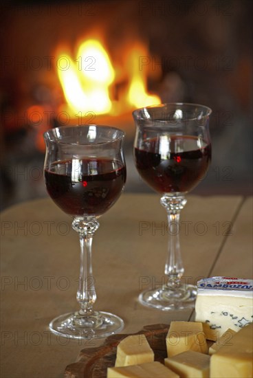 Red wine in glasses, nutrition, food, alcohol, food culture, open fire, romance, cheese platter, Hamburg, Hamburg, Federal Republic of Germany