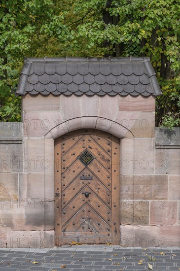Entrance gate to the castle park, Linksches Schloss, Cnopfschenschloss, mentioned around 1517, rebuilt and renovated between 1878 and 1880, Ziegenstraße 5, Nuremberg-Mögeldorf, Middle Franconia, Bavaria, Germany, Europe