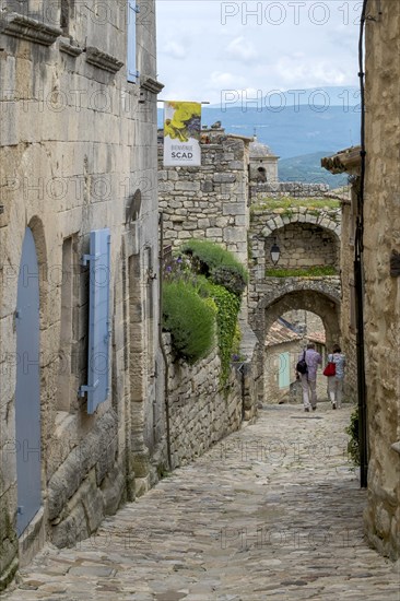 Medieval alley in the village of Lacoste, Vaucluse, Provence Alpes Côte d'Azur, Provence, France, Europe