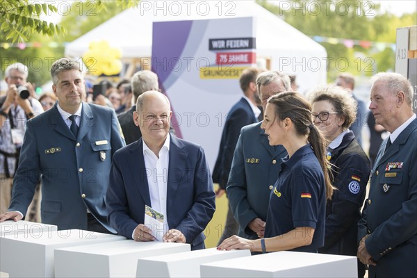 Olaf Scholz (Federal Chancellor, SPD) visits the THW (Federal Agency for Technical Relief) stand during a tour of the citizens' festival Celebrating Democracy. / The Basic Law turns 75, together it will be a celebration, Berlin, 24.05.2024