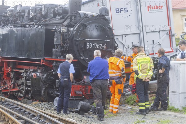 There was a serious accident between a train on the Weißeritz Valley Railway and a lorry from the district of Central Saxony at the level crossing just in front of the Dippoldiswalde stop. The steam locomotive, built in 1933, was forced off the tracks, causing millions of euros worth of damage. Local residents reported an explosive bang., Engine accident on Weißeritztalbahn, Dippoldiswalde, Saxony, Germany, Europe