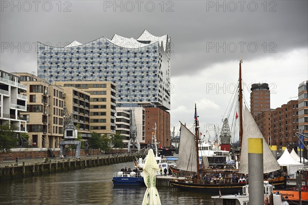 Europe, Germany, Hanseatic City of Hamburg, Harbour City, Elbe, Elbe Philharmonic Hall, People at Sandtorkai, Europe