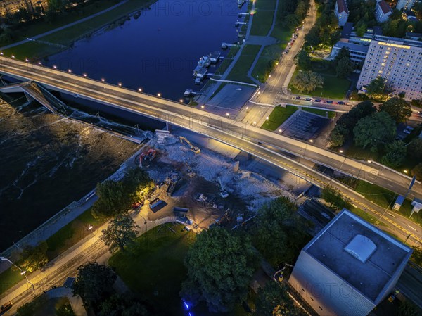 The collapsed part of Dresden's Carola Bridge is being demolished, Carola Bridge in Dresden, Dresden, Saxony, Germany, Europe