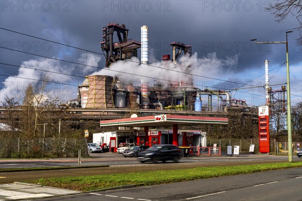 Duisburg-Bruckhausen steel site, ThyssenKrupp Steel, blast furnaces 8 and 9, on Kaiser-Wilhelm-Straße, petrol station, North Rhine-Westphalia, Germany, Europe