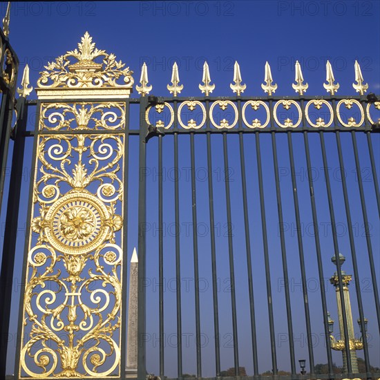 Kandelaber auf dem Place de la Concorde, Blick durch das Eingangstor zu dem Jardin des Tuileries, Paris, Frankreich