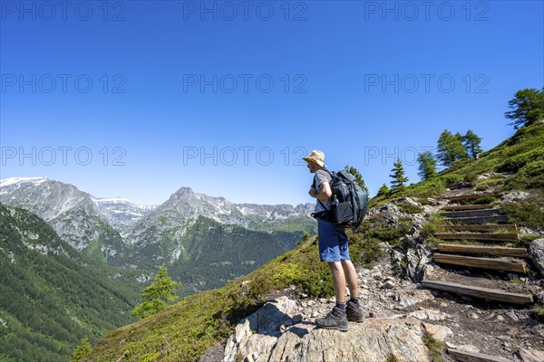 Mountaineer on hiking trail, mountain panorama, hike to Aiguillette des Posettes, Chamonix, Haute-Savoie, France, Europe