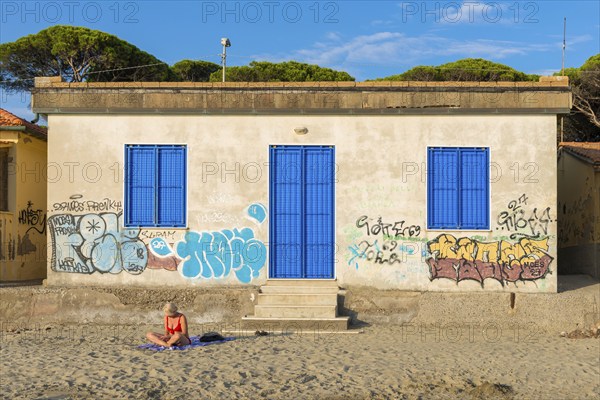 Abandoned beach house, beach, architecture, tourism, building, dilapidated, property, empty, nobody, vacancy, crisis, property crisis, Italy, Europe