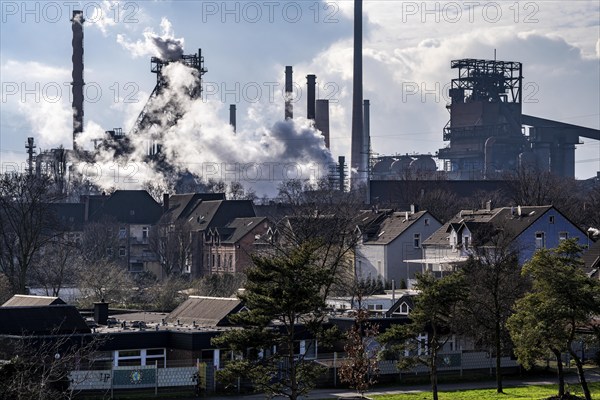 Blast furnaces Schwelgern, residential buildings in Duisburg-Marxloh, ThyssenKrupp Steel, Duisburg, North Rhine-Westphalia, Germany, Europe