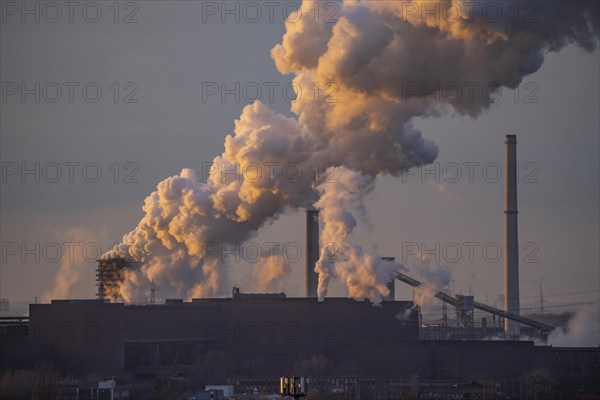 Skyline of the steel location Duisburg, Thyssenkrupp Steel Europe, in Duisburg-Bruckhausen, sunset, industrial scenery, North Rhine-Westphalia, Germany Oxygen steel plant 1, extinguishing cloud of the Schwelgern coking plant, Schwelgern coking plant, extinguishing cloud, extinguishing cloud, water vapour