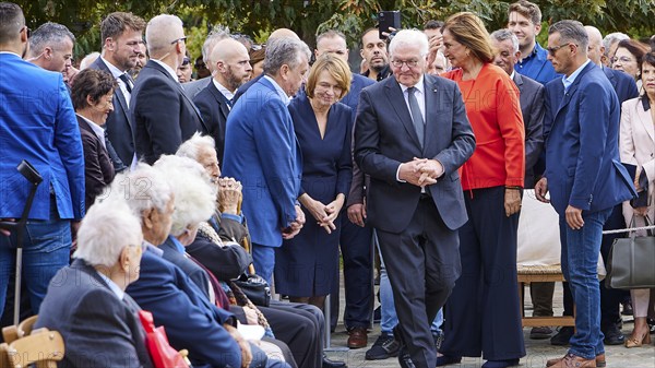 Federal President Frank-Walter Steinmeier, Survivors of the massacre of 3.6.1941, A large group of people gather outside, some smile during a speech, Visit of Federal President Frank-Walter Steinmeier to Kandanos on 31 October 2024, Federal President, Frank-Walter Steinmeier, Memorial, War crimes, Nazis, Wehrmacht crimes, World War II, Kandanos, Southwest Crete, Crete, Greek Islands, Greece, Europe