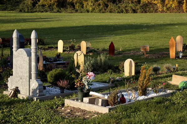 Muslim graves strictly orientated towards Mecca, mosque, main cemetery, Stuttgart, Baden-Württemberg, Germany, Europe