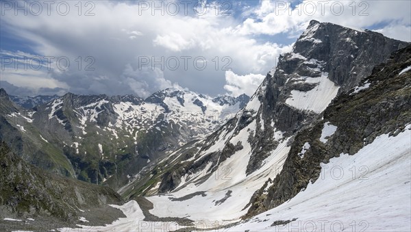 View from the Nördliche Mörchnerscharte with summit Kleiner Mörchner, behind mountain peak Greizer Spitze with snow, Berliner Höhenweg, Zillertal Alps, Tyrol, Austria, Europe